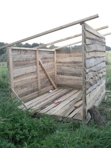 Пол и три стенки сарая обиты досками