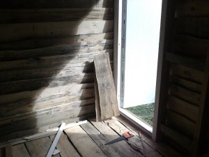 Дверь в сарай устанавливал не один