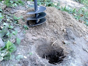 Затем копаем дырки в земле